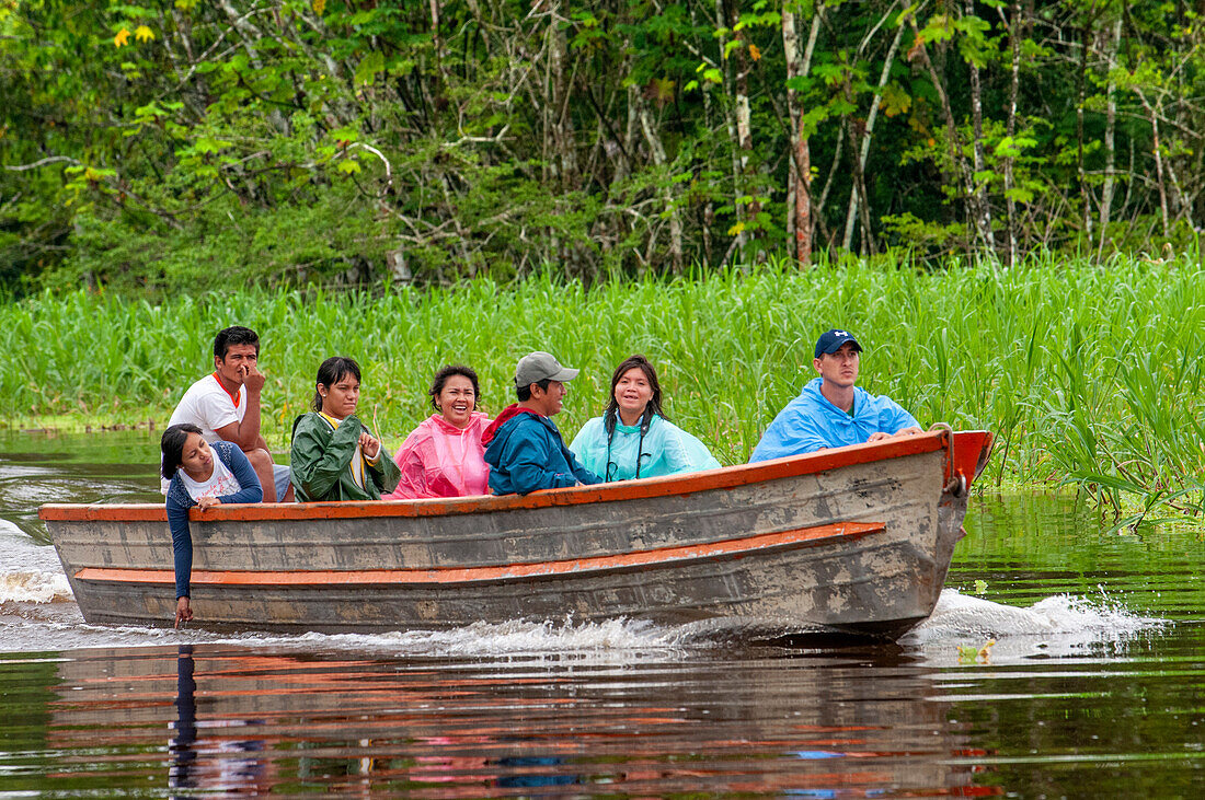 Amazonas-Bootstour auf dem Amazonas in der Nähe von Iquitos, Loreto, Peru. Schifffahrt neben dem Dorf Timicuro
