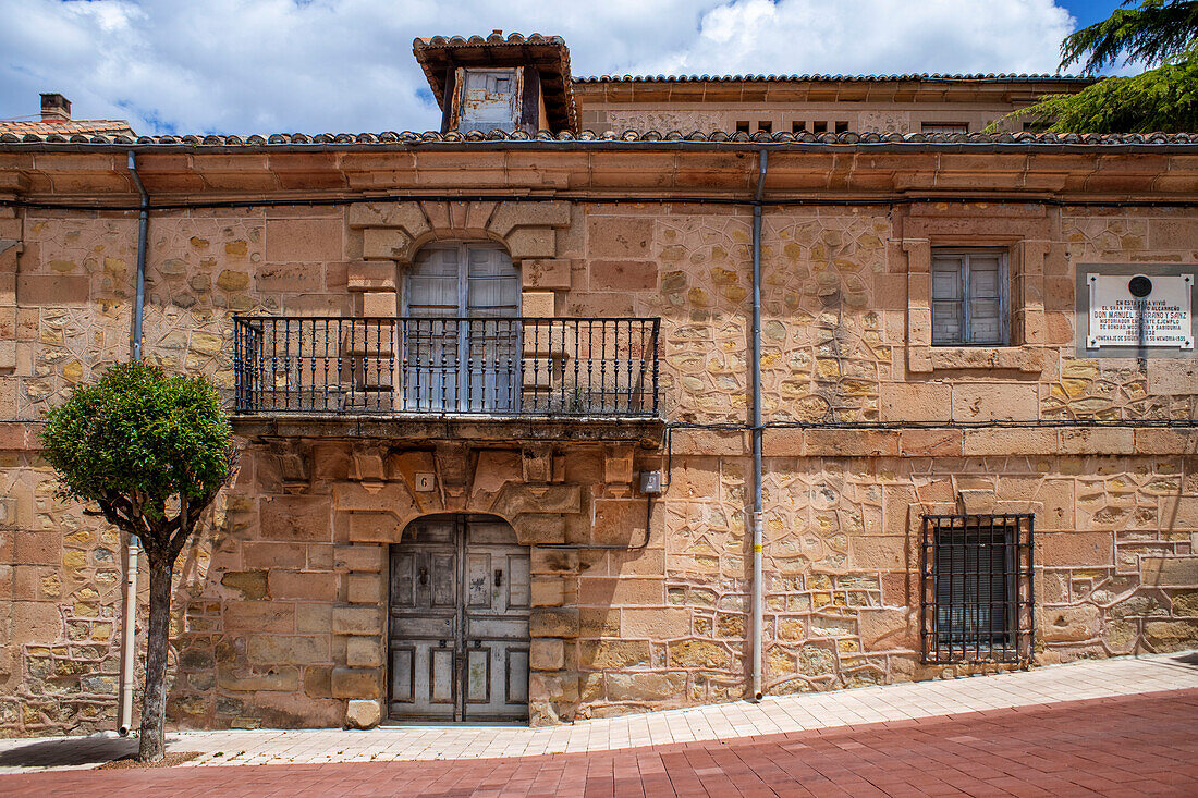 Typische Steinhäuser im Stadtzentrum der mittelalterlichen Stadt Sigüenza, Provinz Guadalajara, Spanien