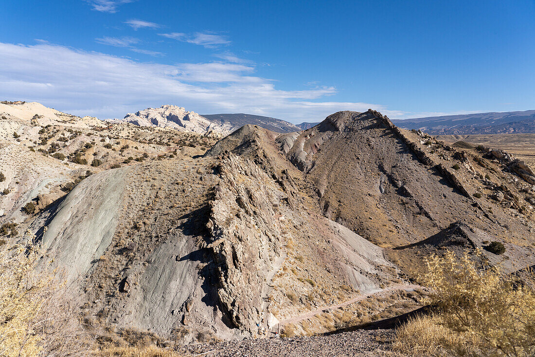 Split Mountain hinter den Kämmen einer Anitkline im Dinosaur National Monument bei Jensen, Utah