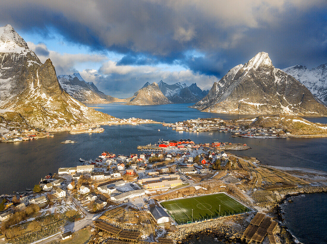 Luftaufnahme des Fußballplatzes im Fischerdorf Reine auf den Lofoten in Norwegen