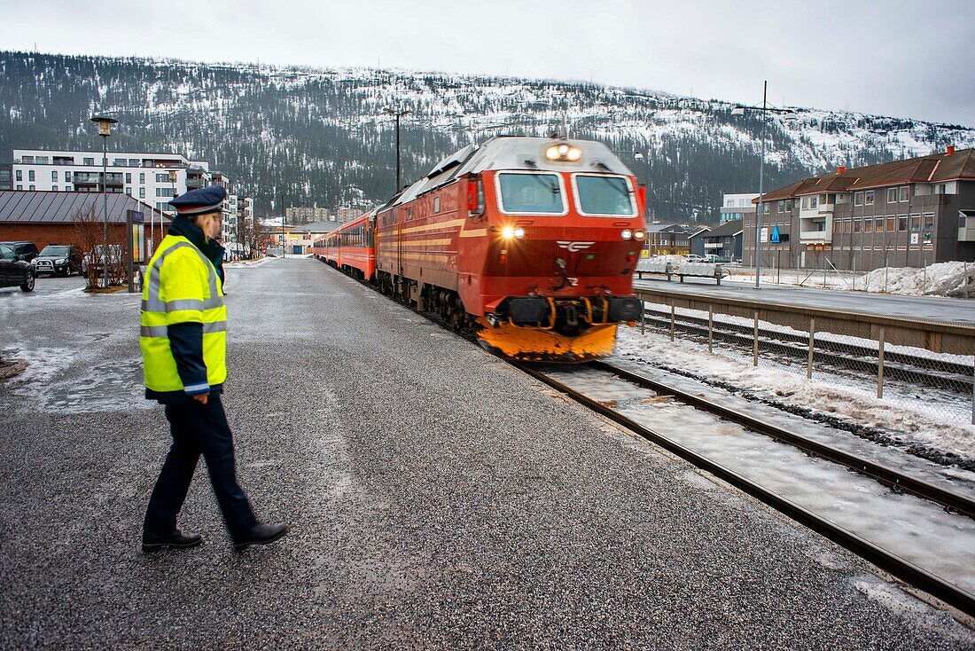 Bahnhof Mo i rana, Nordland, Norwegen. Polarkreiszug von Bodo nach Trondheim
