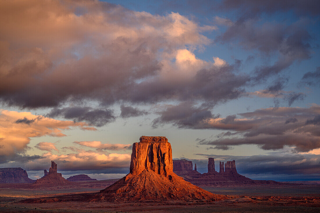 Monument Valley Navajo Tribal Park an der Grenze zwischen Arizona und Utah, USA