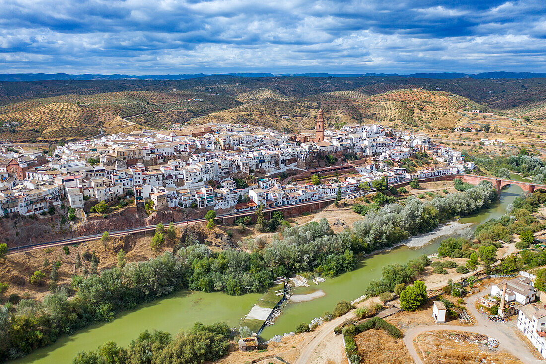 Luftaufnahme des Dorfes Montoro und des Flusses Guadalquivir in der Provinz Cordoba, Andalusien, Südspanien