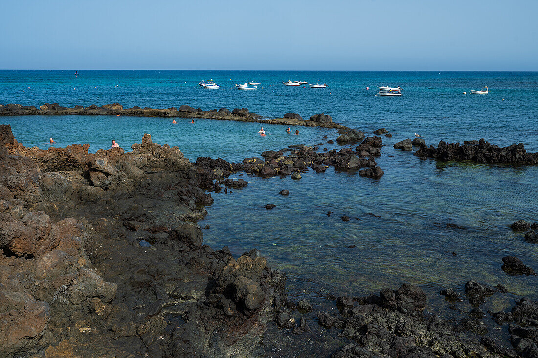 Beliebte Naturschwimmbecken in Punta Mujeres, einem Dorf in der Gemeinde Haria, Lanzarote, Spanien