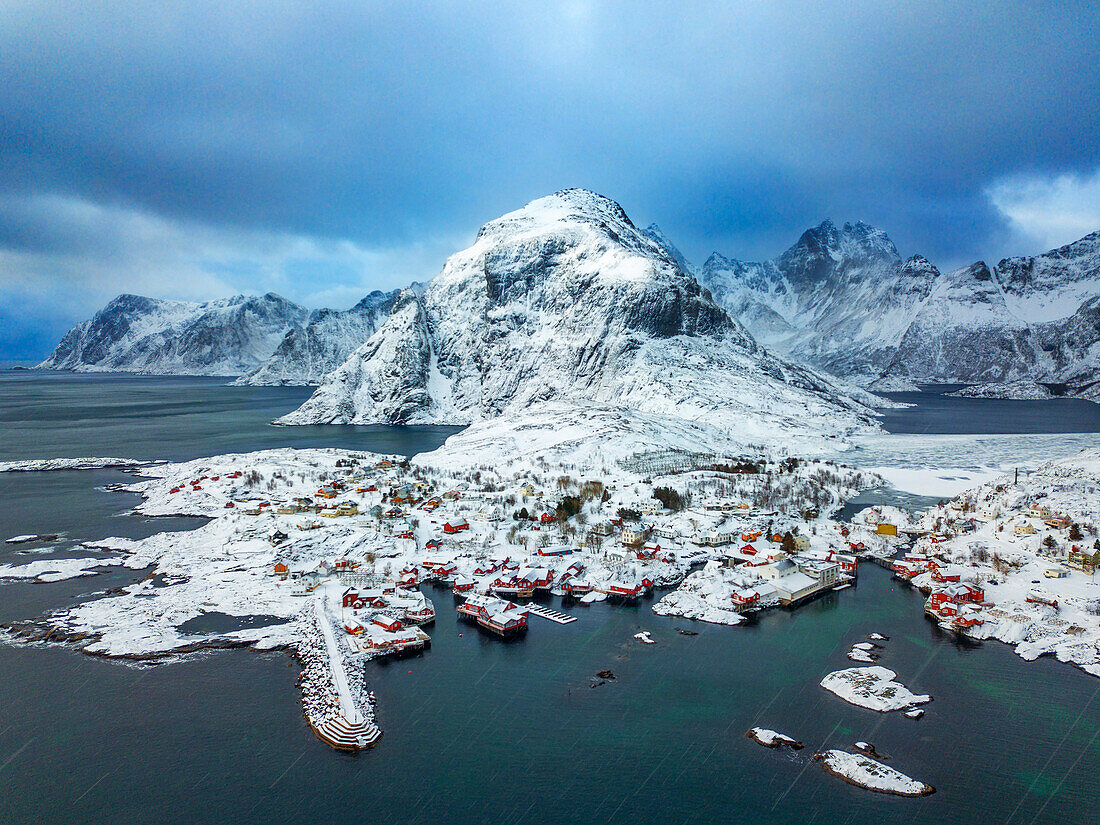 Luftaufnahme und Schneelandschaft im Norwegischen Fischerdorfmuseum Å in Svolvaer auf den Lofoten, Norwegen