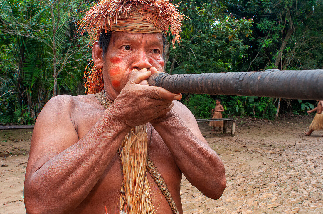 Yagua-Indianer bei der Jagd auf Blasrohrpfeile, die in der Nähe der Amazonasstadt Iquitos, Peru, ein traditionelles Leben führen
