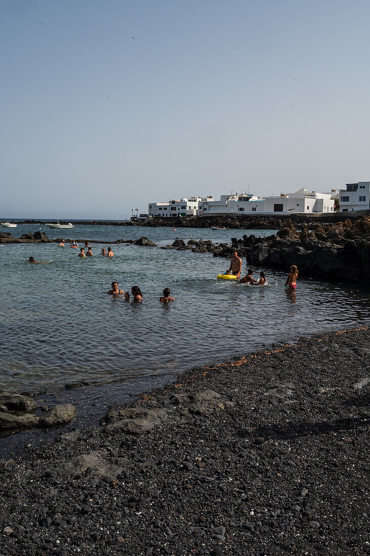 Beliebte Naturschwimmbecken in Punta Mujeres, einem Dorf in der Gemeinde Haria, Lanzarote, Spanien