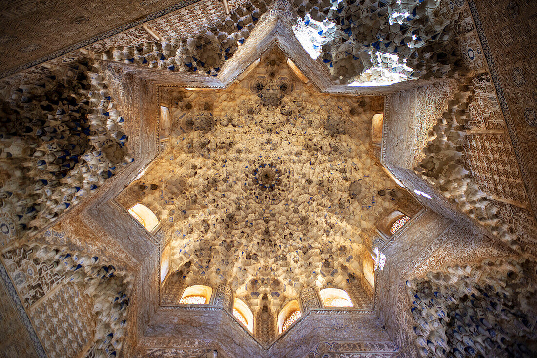 Alhambra Palast Nasridenpaläste: Decke der Sala de los Abencerrajes Saal der Abencerrajes, Granada, Andalusien Spanien Europa