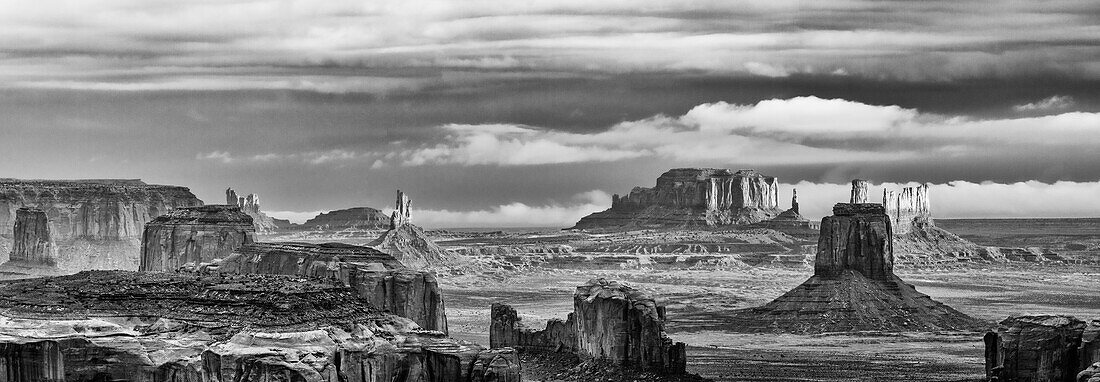 Schwarz-Weiß-Panorama des Monument Valley, von Hunt's Mesa aus. Monument Navajo Valley Stammespark, Arizona