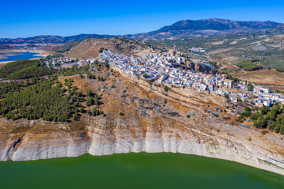 Luftaufnahme des Dorfes Iznajar und des Stausees in der Provinz Cordoba, Andalusien, Südspanien