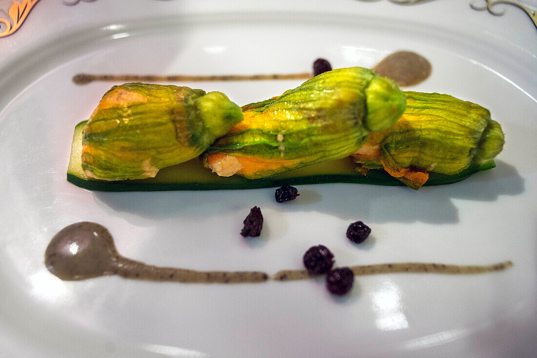 Ein Gericht aus Fiori di zucca ripieni al forno (Gefüllte gebackene Kürbisblüten), serviert im Art-Deco-Restaurantwagen des Luxuszuges Belmond Venice Simplon Orient Express