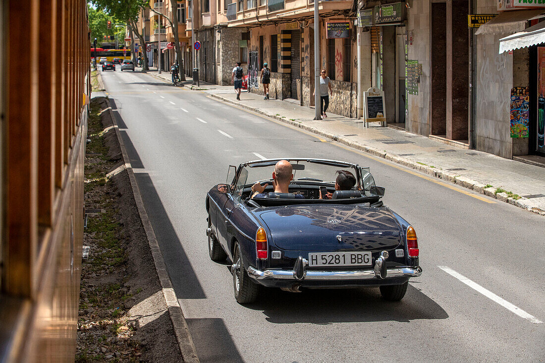 MG Oldtimerwagen neben dem Tren de Soller, historischer Zug, der Palma de Mallorca mit Soller verbindet, Mallorca, Balearen, Spanien, Mittelmeer, Europa