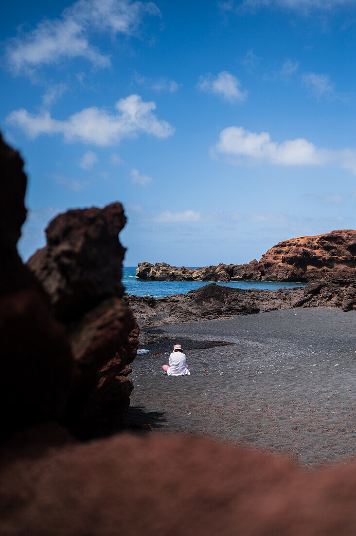 Junge Frau am Strand El Golfo (Playa el Golfo) auf Lanzarote, Kanarische Inseln, Spanien