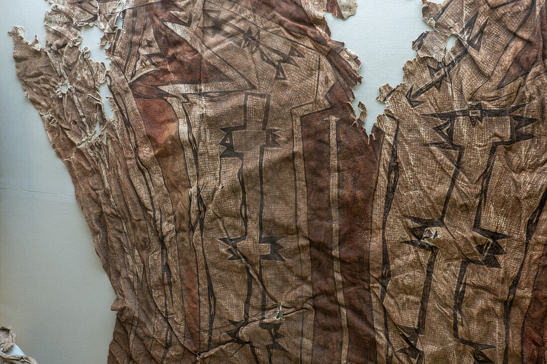Ein bemaltes Gewand aus Elchleder einer Ute-Indianerin im USU Eastern Prehistoric Museum in Price, Utah