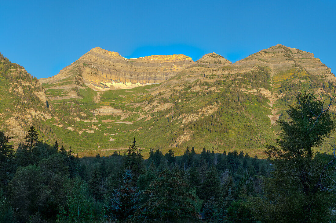 Die Ostwand des Mount Timpanogos in der Wasatch Mountain Range im Norden Utahs