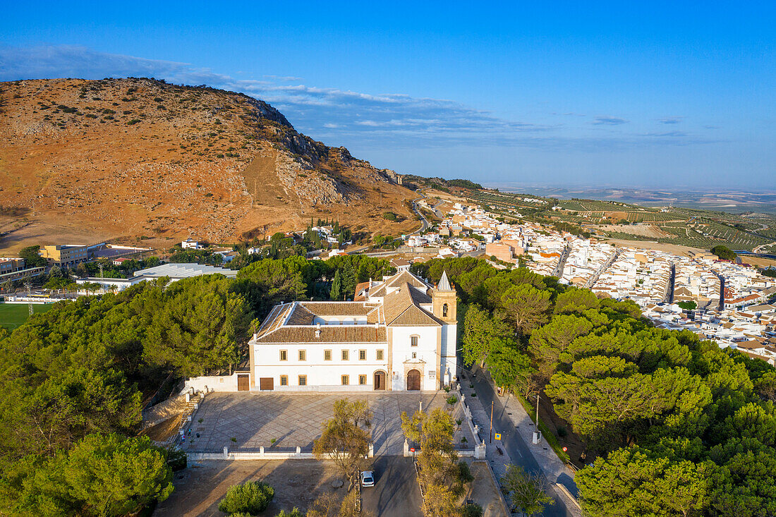 Luftaufnahme des Klosters Convento de San Francisco in Estepa, Provinz Sevilla in Andalusien, Südspanien