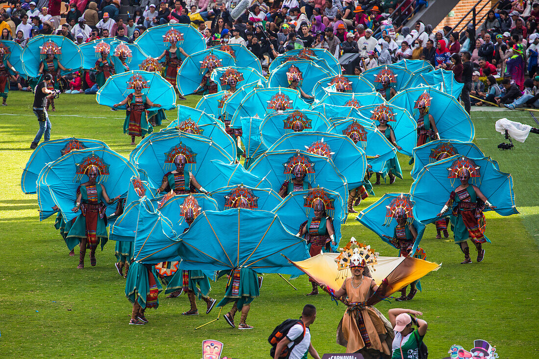 Der Karneval der "Negros y Blancos" in Pasto, Kolumbien, ist ein lebhaftes kulturelles Spektakel, das sich mit einem Übermaß an Farben, Energie und traditioneller Inbrunst entfaltet