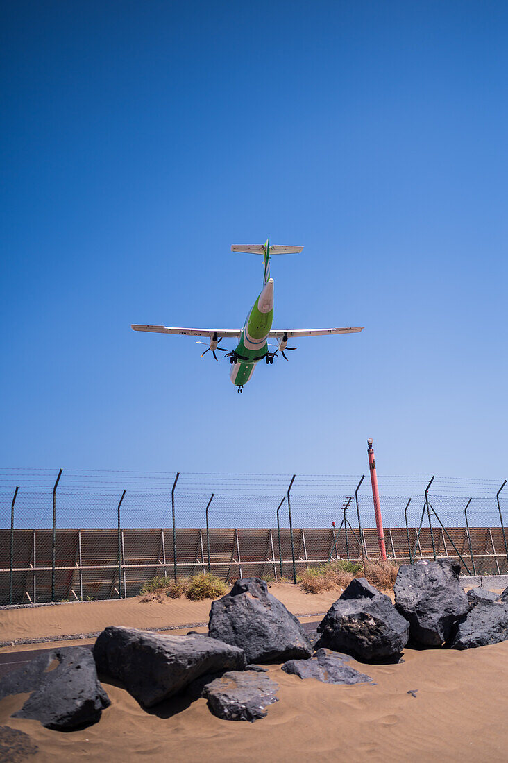 Landende Flugzeuge auf dem Flughafen von Lanzarote, Kanarische Inseln, Spanien