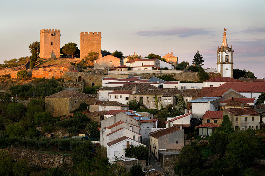 Schloss und Uhrenturm von Pinhel, Portugal