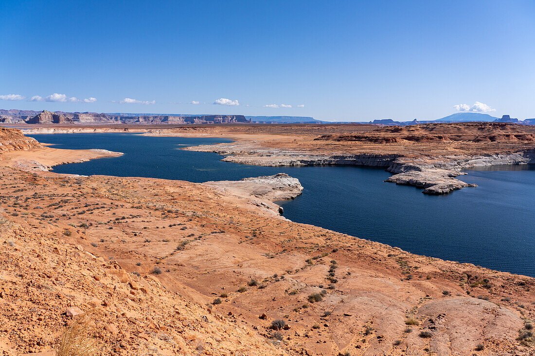 Das südliche Ende des Lake Powell in der Glen Canyon National Recreation Area, Arizona. Rechts im Hintergrund der Navajo Mountain