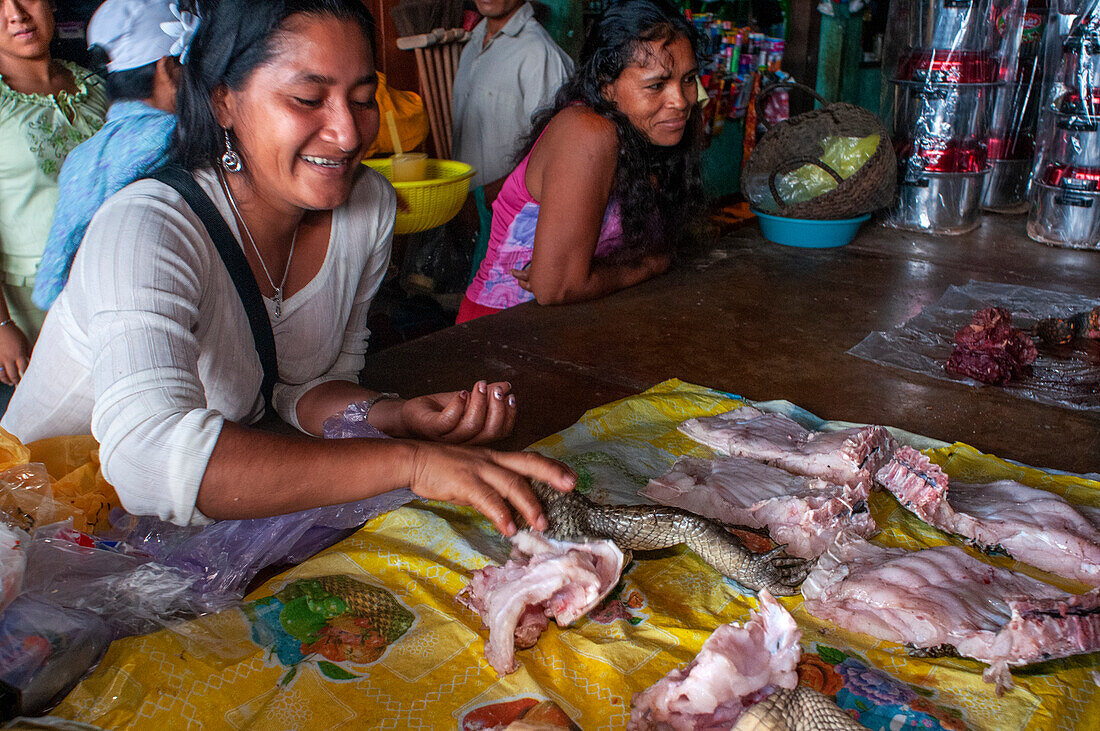 In der Marktstadt Indiana kann man Alligator- oder Krokodilfleisch kaufen, Iquitos, Loreto, Peru