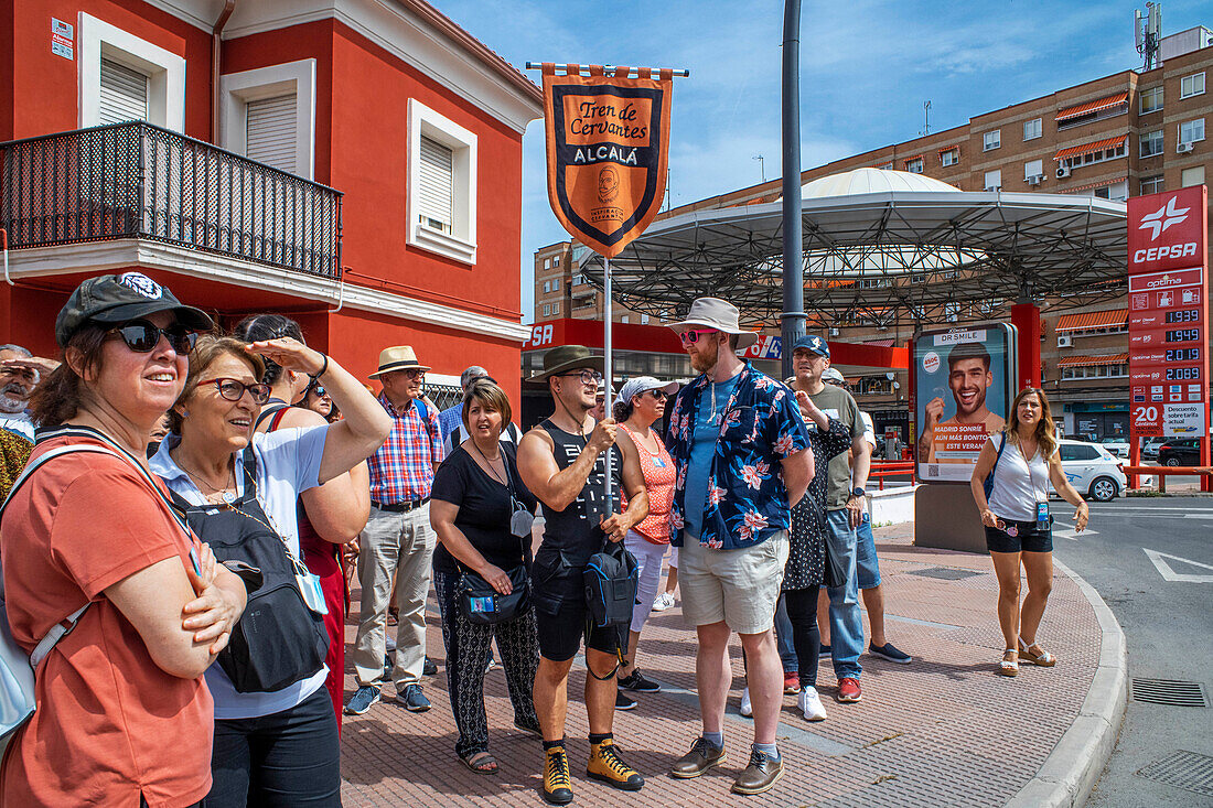 Schauspieler, die Don Quijote de la Mancha spielen, ziehen durch das Stadtzentrum von Alcala de Henares, Madrid, Spanien