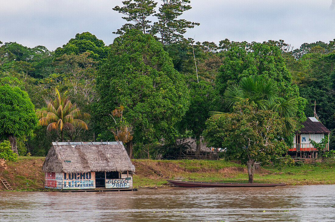 Holzhäuser im Indio-Dorf bei Iquitos, Loreto, Peru, Südamerika