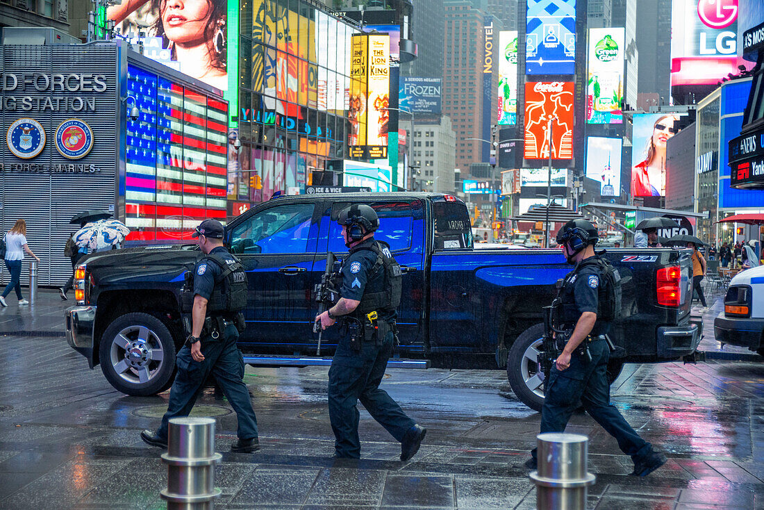 Beamter der Notfalleinheit des New York City Police Department in der Wall Street in New York City New York USA