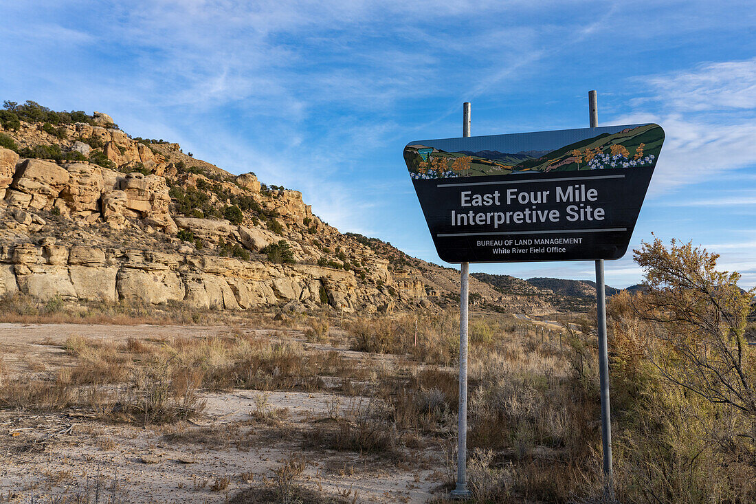Schild für die Four Mile Interpretive Site im Canyon Pintado National Historic District in Colorado