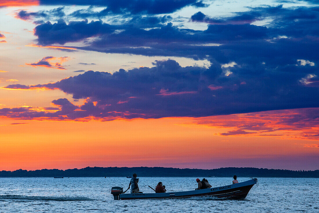 Fischerboote auf der Insel La Pirraya, Usulutánin der Jiquilisco-Bucht im Golf von Fonseca im Pazifischen Ozean in El Salvador, Mittelamerika