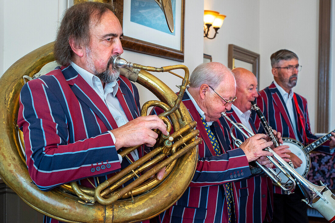 Musiker unterhalten die Reisenden des Belmond British Pullman Luxuszuges, der im Bahnhof von Folkestone in England Halt macht
