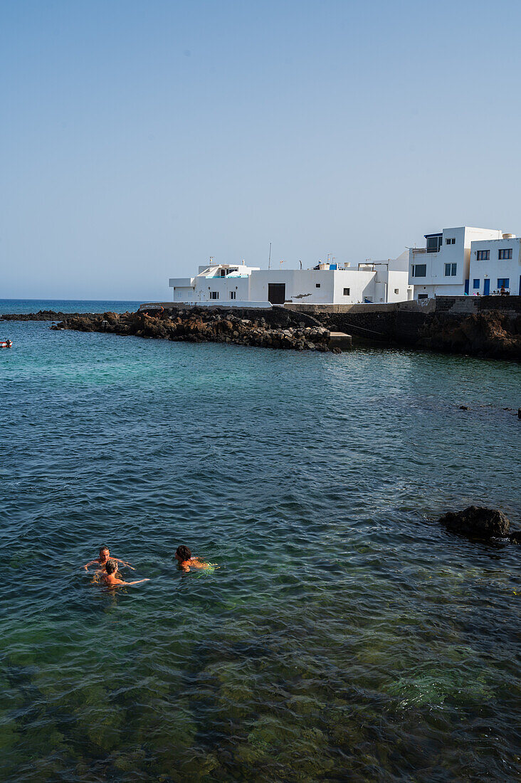 Beliebte natürliche Pools in Punta Mujeres, einem Dorf in der Gemeinde Haria, Lanzarote, Spanien