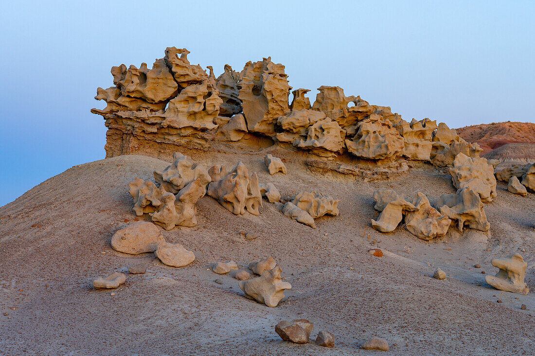 Fantastisch erodierte Sandsteinformationen bei Sonnenuntergang in der Fantasy Canyon Recreation Site, in der Nähe von Vernal, Utah