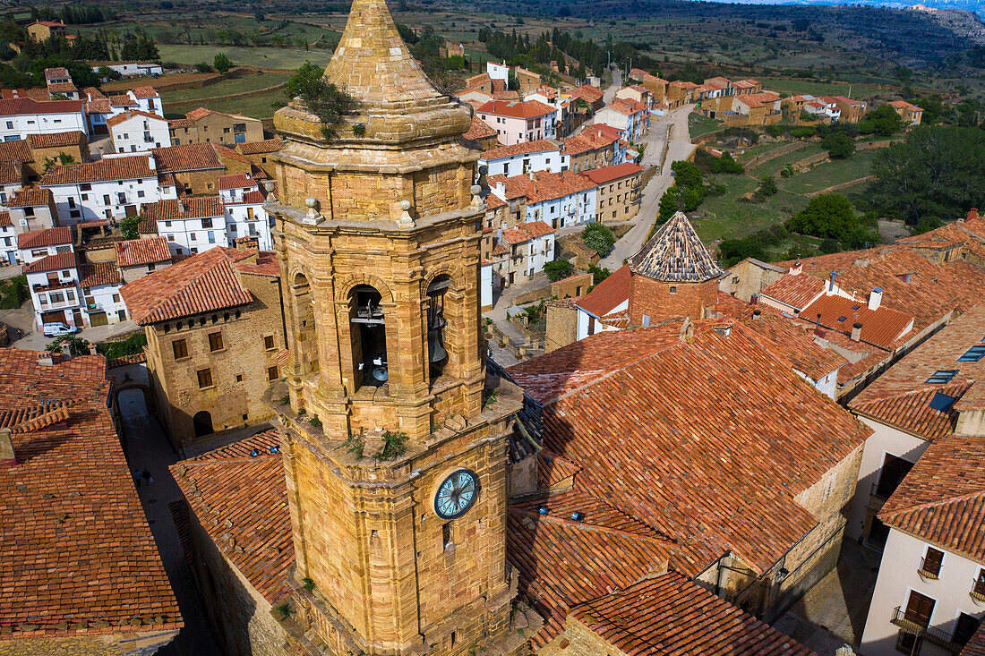 Luftaufnahme des Glockenturms der Kirche der Läuterung und des Nublos-Turms, La Iglesuela del Cid, Teruel, Aragonien, Spanien