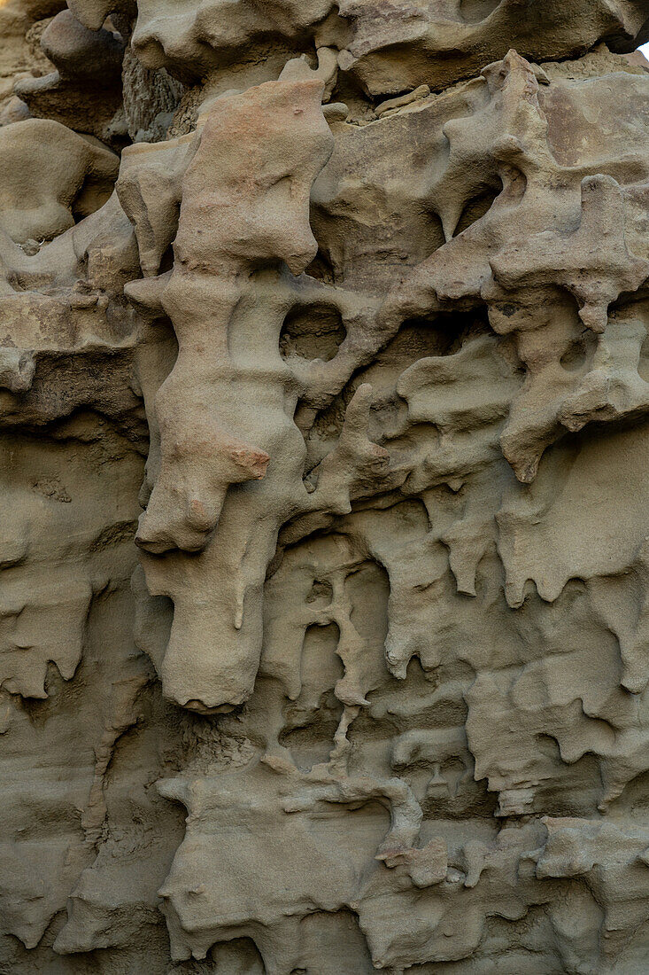 Geschmolzene, wachsähnliche Erosionsmuster in den Sandsteinformationen in der Fantasy Canyon Recreation Area in der Nähe von Vernal, Utah