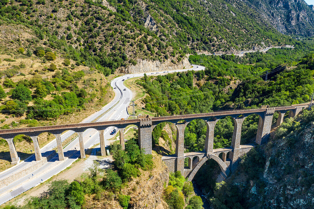 Luftaufnahme des Gelben Zugs oder Train Jaune auf der Brücke von Sejourne - Frankreich, Pyrenees-Orientales
