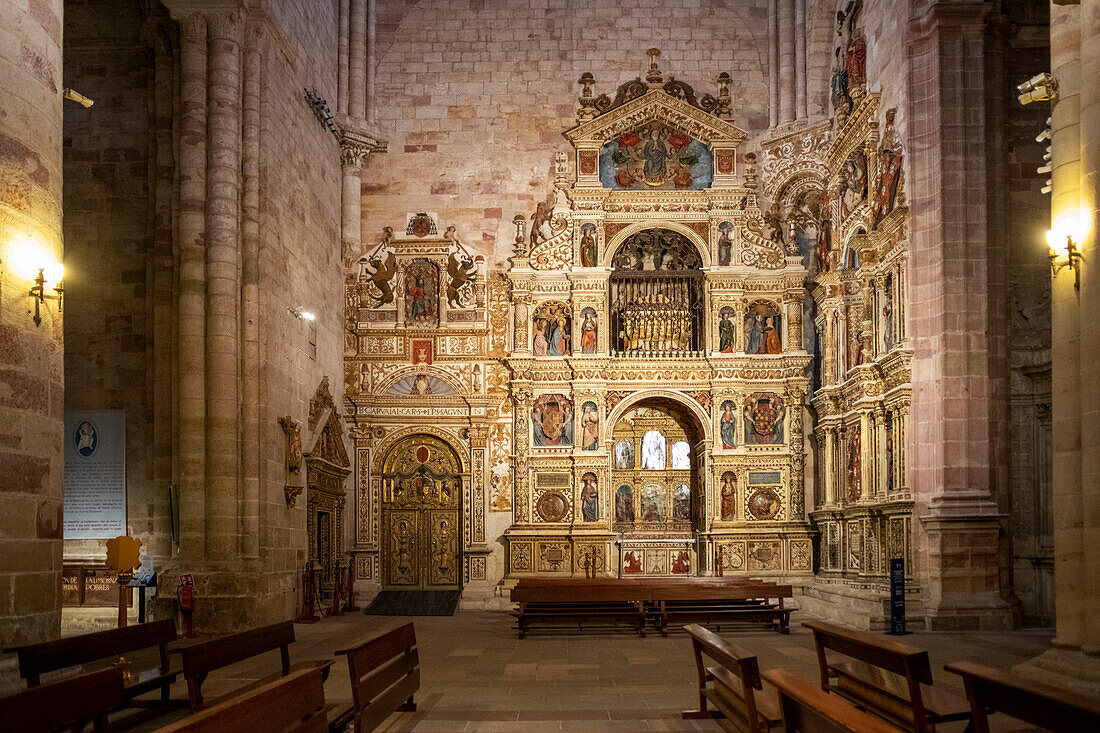 Innenraum der Kathedrale Santa María, Sigüenza, Provinz Guadalajara, Spanien