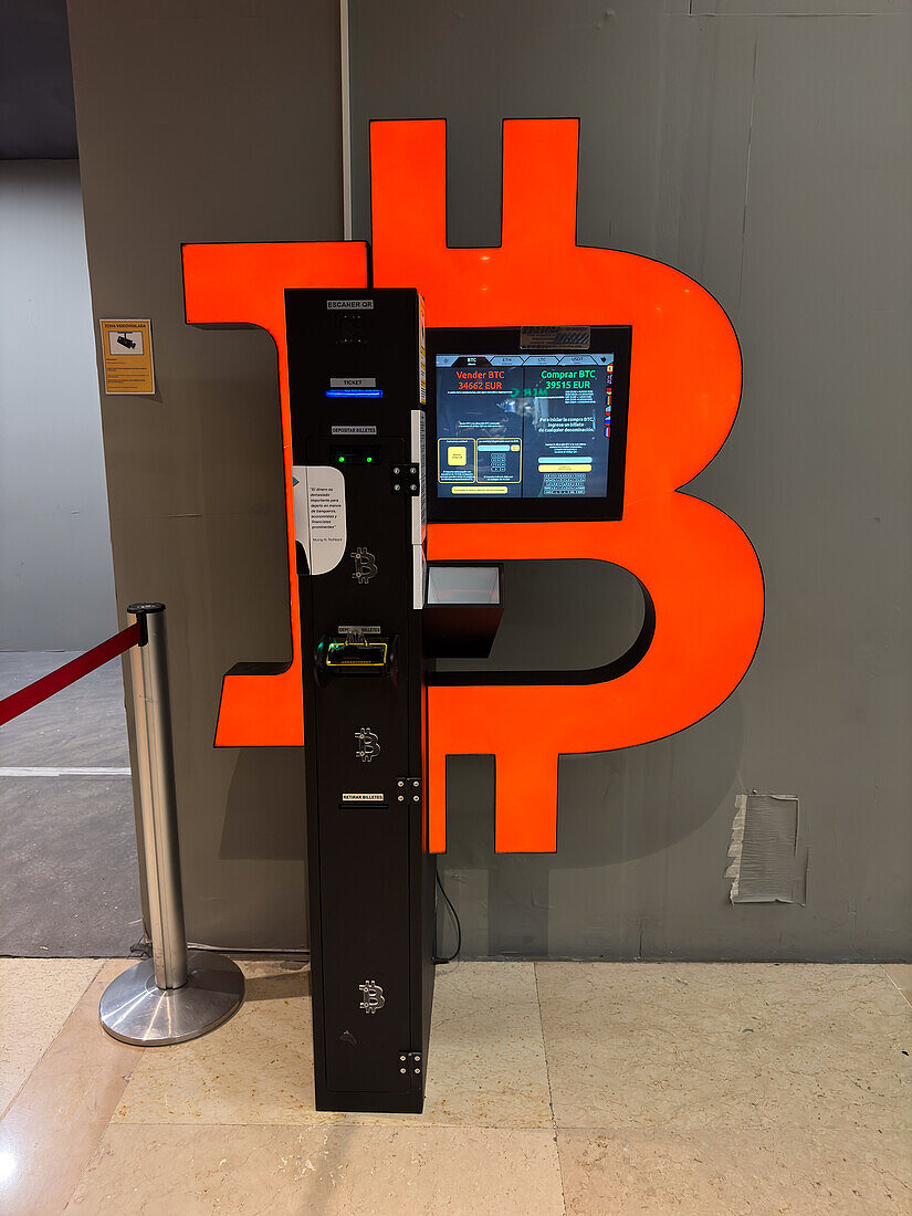 Bitcoin-Geldautomat im Einkaufszentrum Aragonia, Zaragoza, Spanien