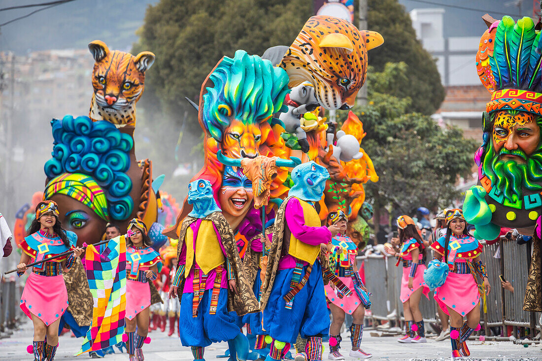Der Karneval der "Negros y Blancos" in Pasto, Kolumbien, ist ein lebhaftes kulturelles Spektakel, das sich mit einer Explosion von Farben, Energie und traditioneller Inbrunst entfaltet