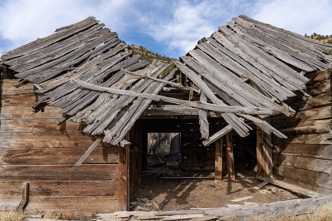 Eine verlassene Scheune einer Pionierranch im Cottenwood Glen im Nine Mile Canyon in Utah
