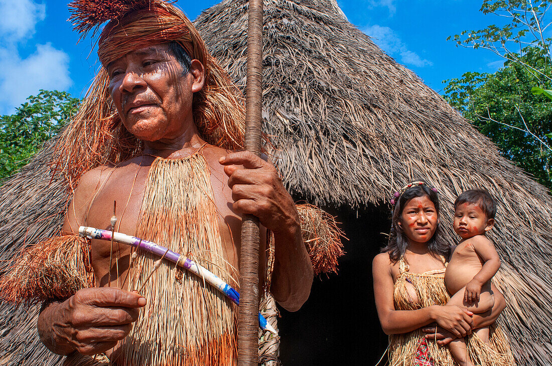 Jagd auf Blasrohrpfeile, Yagua-Indianer führen ein traditionelles Leben in der Nähe der amazonischen Stadt Iquitos, Peru