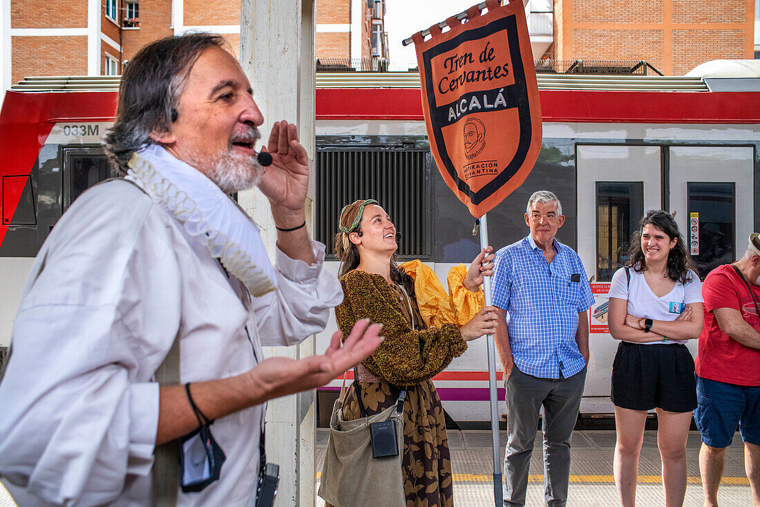 Schauspieler führen Don Quijote de la Mancha und Dulcinea del Toboso im Cervantes-Zug zwischen dem Bahnhof Atocha und Alcala de Henares auf, Madrid, Spanien