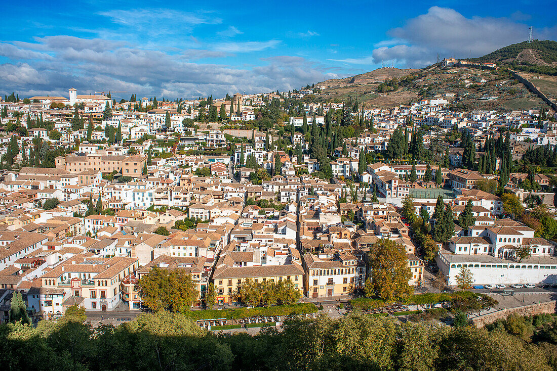 Der Blick auf die Stadtteile Sacromonte und Albaicin in Granada aus den Fenstern der Festung Alhambra und des Generalife, Spanien