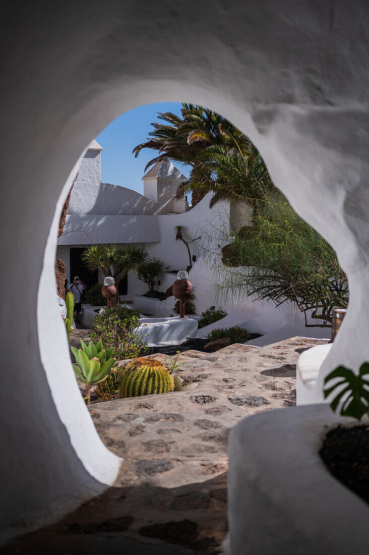 Das Lagomar Museum, auch bekannt als Omar Sharifs Haus, einzigartiges ehemaliges Wohnhaus mit natürlichen Lavahöhlen, heute ein Restaurant, eine Bar und eine Kunstgalerie auf Lanzarote, Kanarische Inseln, Spanien