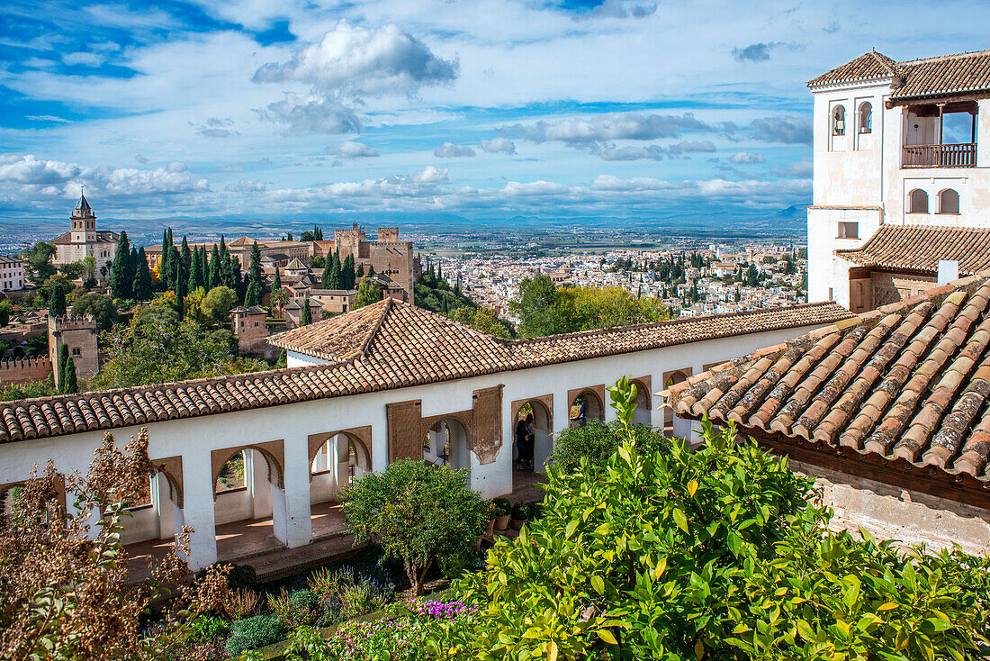 Innenhof des Bewässerungsgrabens oder Patio de la Acequia im Generalife Alhambra Palast Granada Andalusien Spanien