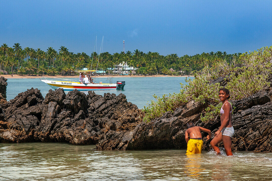 Einheimische Jugendliche am Strand Playa bonita auf der Halbinsel Samana in der Dominikanischen Republik in der Nähe der Stadt Las Terrenas
