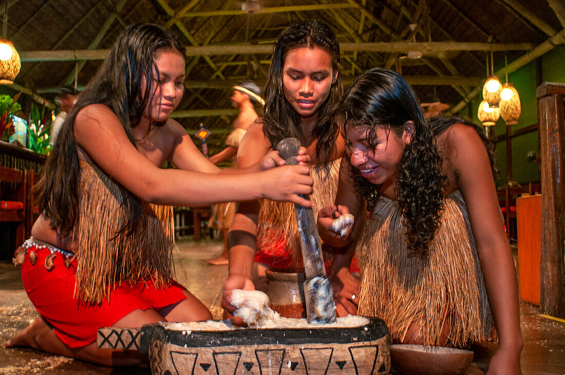 Yagua-Stamm in der Nähe von Iquitos, Amazonien, Peru. Yaguas aus dem Dorf Indiana führen vor, wie Masato, ein alkoholisches Getränk, das durch das Fermentieren von Kau- und Maniokwurzeln hergestellt wird, produziert wird