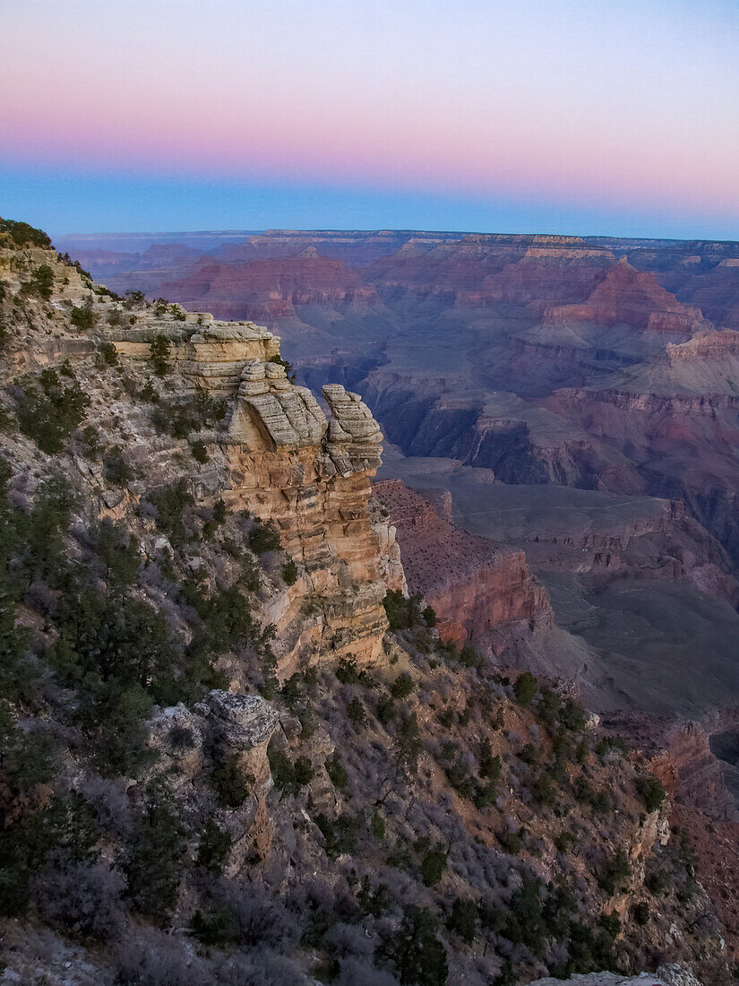 Blick auf den Grand Canyon in der Morgendämmerung vom Mather Point im Grand Canyon National Park, Arizona