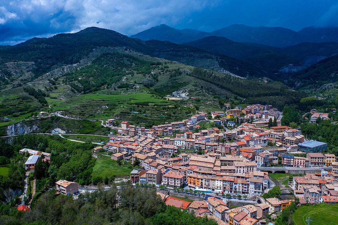 Luftaufnahme des Dorfes La Pobla de Lillet an einem Sommertag in Berguedà, Provinz Barcelona, Katalonien, Spanien