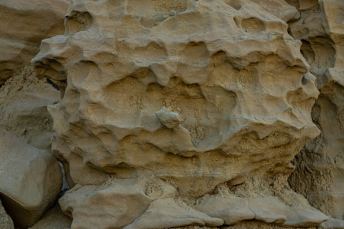 Geschmolzene, wachsartige Erosionsmuster in den Sandsteinformationen in der Fantasy Canyon Recreation Area, nahe Vernal, Utah